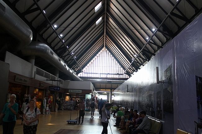 チェックインとイミグレを済ませて搭乗口へ。搭乗口側は工事をしていて狭く感じた。工事は一部なので営業しているお店があり、時間つぶしにはある。