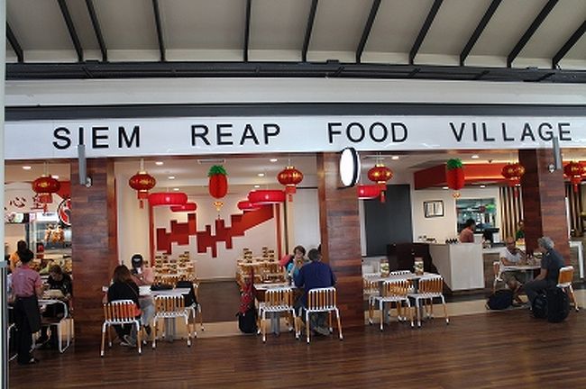 フードコートがあるけど特に食べたいものはないし、空港価格であることは間違いないのでパス。