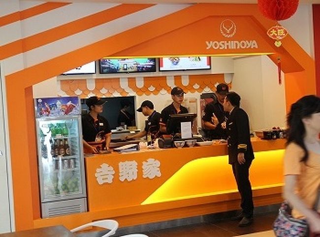 シェムリアップ空港で吉野家が見られるとは驚いた。オーダーしているパイロットはこれから牛丼か。