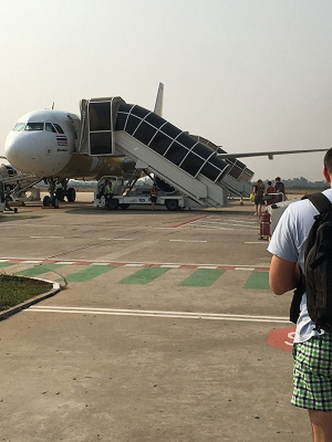 搭乗時間になり、歩いて搭乗機へ。