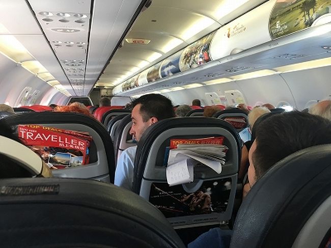 バンコクへ向かうフライトは満席。