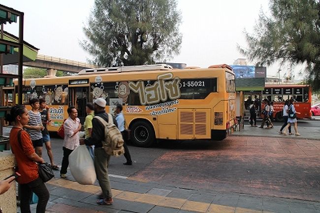 ビクトリーモニュメント手前で渋滞にはまったもののドンムアンからは50分で到着。<br />モーチットからBTSに乗り換える手間を考えると、A1バスと同じ30ｂという運賃はお得感あり。BTSの30bが浮いたというだけの話だが。<br /><br />乗車時には気付かなかったけど、このバスはBTS並みに派手なフィルムだ。