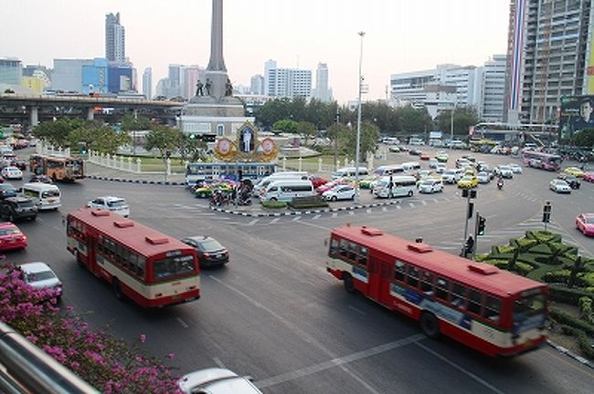 久しぶりに歩道橋からながめるビクトリーモニュメントのロータリー。夕方でもあり、車は多いし、歩道橋上もすれ違うのが大変なほどの人。何度も歩いた歩道橋でBTSビクトリーモニュメント駅まで行き、ランナム通りへ。今回予約したホテルは安い割に、評価の高かったロイヤルビューリゾートランナム。バンコクの街中にあるここランナム通りにありながら1泊5,000円は安い。<br />ホテルに向かうSoiがわからずに右往左往。GoogleMapを頼りになんとか明るいうちにホテルの建物を発見。毎年のように来ているランナム通りということでなめていたわけではないけどなんとかたどり着いた。<br />