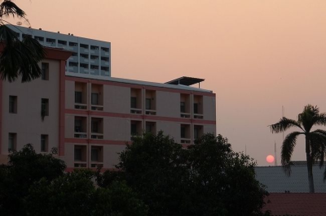 ホテルは公園に面していてロケーションは悪くない。建物はくたびれた印象はあるけど、それは外観だけ。