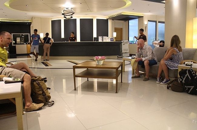 ロビーは広々として、清潔感もある。チェックイン時にウェルカムドリンクが提供される。いつもは部屋で飲む「到着ビール」の邪魔をするので、ウェルカムドリンクには口をつける程度だけど、迷って歩き回った後だけにこの日に限っては冷たいジュースを完飲。