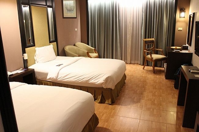 部屋はツインで広い。