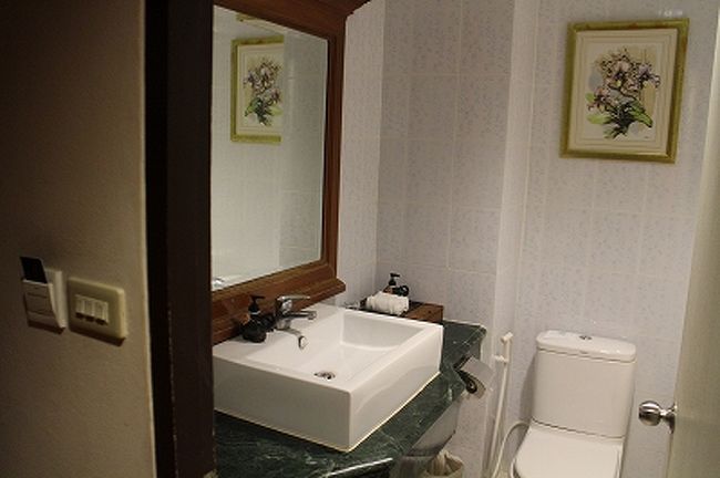 バスルームも十分な広さ。これで5,000円なのだから高評価も頷ける。