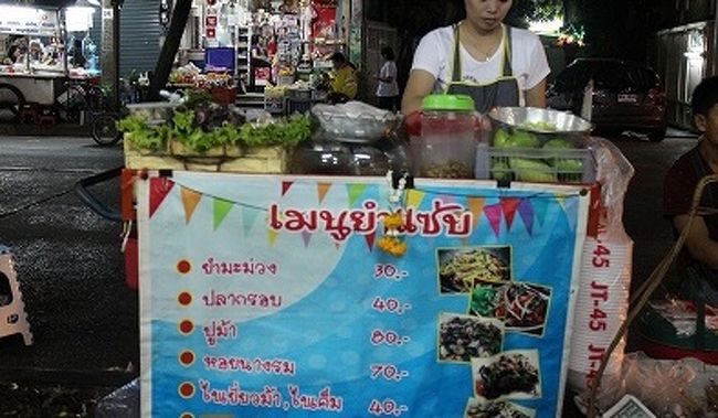 店の前の歩道ではソムタムを売っている。このお店とモロに競合するけど、大丈夫だろうか。それともこれだけ堂々と出店しているのだからこのお店のテイクアウト専用屋台かもしれない。