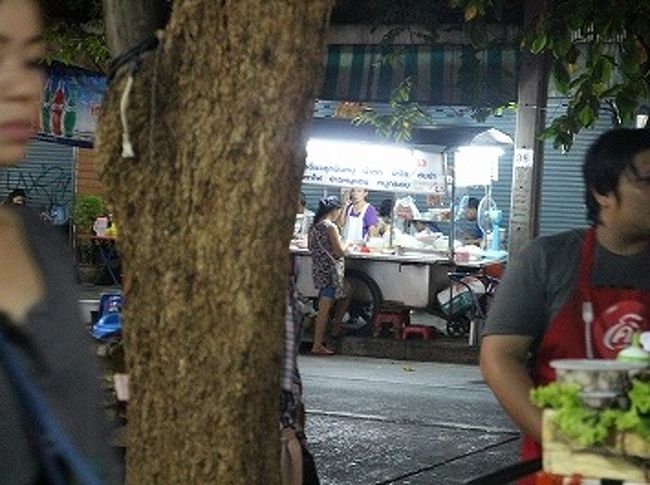 道路の向こう側にも屋台。バンコクらしいいい光景だ。<br />チムチョムを堪能してホテルに向かう。<br />