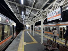 途中、清水と富士に停車し終点沼津へ42分。
静岡駅を30分近く前に出た普通列車に沼津で追いつきます。この普通列車で熱海まで向かうのも手ですが、あえて見送ります。