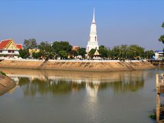 川の中洲に白い塔が建っていたが、目の錯覚か右に傾いているように見えた。Wat Mani Chonlakhan
