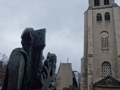 サン・ジェルマン・デ・プレ教会に出ました。
手前にあるのが，ザッキンの彫刻。