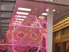 土砂降りの雨なので、ハーバーシティへ避難。光るブタの中を通ります。