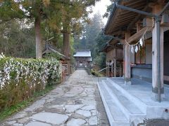 朝食を食べて、チェックアウト。
旅館の方に集合写真を撮ってもらい、ここの神社にぜひ！ということでしたので、宇奈岐日女神社に行ってみました。

駅前に鳥居がありますが、この神社までの参道とのことですよ。
かなり長い参道だなぁというのが感想です。
ここの神社は水に浮いてるいるような社があるので、ちょっと面白かったです。