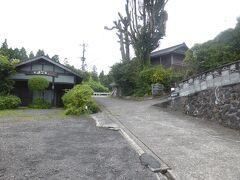 今回宿泊した湯坪温泉。
民宿と旅館を合体させたような感じです。
左手が私達に与えられた部屋。
右手の坂を上ると母屋です。