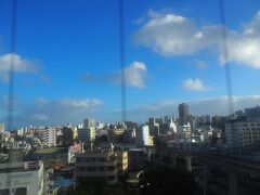 那覇2日目です。
あれ？　青空ですー

ですが、予想通り、夫はこの日は帰れませんでした。
翌日の振替便は空いてないし、キャンセル待ちで並ぶのは嫌だからって2日後の便に変更していました。
ホテルは、私が泊まるホテルに電話して2人1部屋にしてもらいました。
とりあえず決まってよかった。。。