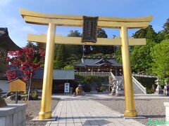 【秋葉山本宮秋葉神社】
火防けの神様。総本山で金回りが良いせいか、金ぴかで風情のない神社です。創建は709年との伝承。
先ほどの橋から駐車場まで遠いし、駐車場からの階段がどえらいです、お薦めしません。上流の竜山大橋や竜山橋を観に行けば良かった、大失敗です。