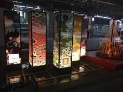 駅からすぐの宿に荷物置いて、お風呂入ってから夕食食べに外へ。夜の金沢駅。
駅ナカのゴーゴーカレーで金沢カレー食べました。キャベツはもちろんおかわり。
さらにお向かいの8番ラーメンで餃子も。カレー、美味しかった。うっかりググったら東京にも何店舗かあるみたいです。でも金沢だから美味しいんだ、とも思ったり。