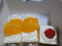 こちらで名物のシースケーキとショートケーキを買いました。シースケーキとは長崎で売られている黄桃の乗ったケーキです。