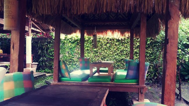 持ち帰り用を注文して出来上がりを待ちます。<br /><br />そうよね、Ubudiみたいな独り者はお洒落なとこじゃなくて、こういう落ち着ける所がいいのよね( ˇᵕˇ )♡<br /><br />しみじみ思いましたꉂꉂ"̮˖笑"̮˖<br /><br />そういえばここもオーガニックだね。<br /><br />出来た料理を受け取り帰りは歩いて帰ります。<br /><br />歩きの移動は発見があるのがメリットですが、暑いというデメリットも兼ね備えてます。<br /><br />ここにこんなお店があるんだ~とかジャランジャランしながらゆっくり見て回れます。<br /><br />ただ暑いですけどね!!!