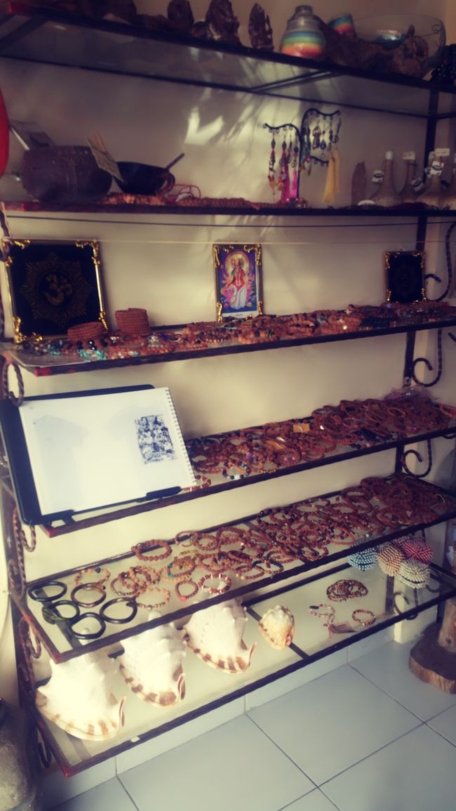 今日はShiwa Rudrakshaに来ました。<br /><br />こちらはRudrakshaを扱うジュエリーショップです。<br /><br />インドネシア人のデディさん、日本人のくみこさんご夫婦で、営んでいる有名店です。<br /><br />UbudiはRudrakshaに興味を持っていたのですが、詳しくは知らなかったので、ウブド在住のＹさんとお会いした時にに、Rudrakshaのことを聞いてみました。<br /><br />ＹさんもShiwa Rudrakshaで購入していて、くみこさんと仲良し(*´∀︎`)人(´∀︎`*)<br /><br />ＹさんRudrakshaを身に付けるようになってから、人生において転機や幸運があったそうです。<br /><br />Ｙさんから"くみこさんお忙しいので連絡してから行かれた方がいいですよ"と、教えてもらえたのでInstagramのDMから連絡しました。<br /><br />そして訪問したという訳です。<br /><br />Rudrakshaについての説明はこちらを読んでみてください<br />https://www.ganesha.jp/rudraksha.htm<br /><br />Ubudiは元々スピリチュアル系に興味を持つタイプで、バリヒンドゥー教のことも知りたいと思っていた時でした。<br /><br />Shiwa Rudrakshaへは、お宿のスタッフのPutraという男の子に、バイクで送ってもらいました🚲<br /><br />勿論有料ですよ。<br /><br />店内に入るとお客さんが沢山来ています。<br /><br />名乗って自己紹介するとＹちゃんから聞いてますよとくみこさん(*⁰▿⁰*)<br /><br />Ｙさんくみこさんに伝えてくれたんだ~神対応すぎ(ㅅ˘˘)♡*.+゜<br /><br />くみこさんから軽くRudrakshaのことを聞いて、マーラを作ることにしました!!!<br /><br />星座も関係してるようでUbudiは蠍座なので、2面(ムキ)のビーズを使ったマーラをということになりました。<br /><br />Shiwa RudrakshaのInstagramで見た、ロータスのピアスも注文しました。<br /><br />完成は後日なのでまた伺うことになりました...♪*ﾟ<br /><br />初めて行ったのに居心地良すぎて長居してしまいました( ˊᵕˋ ;)<br />