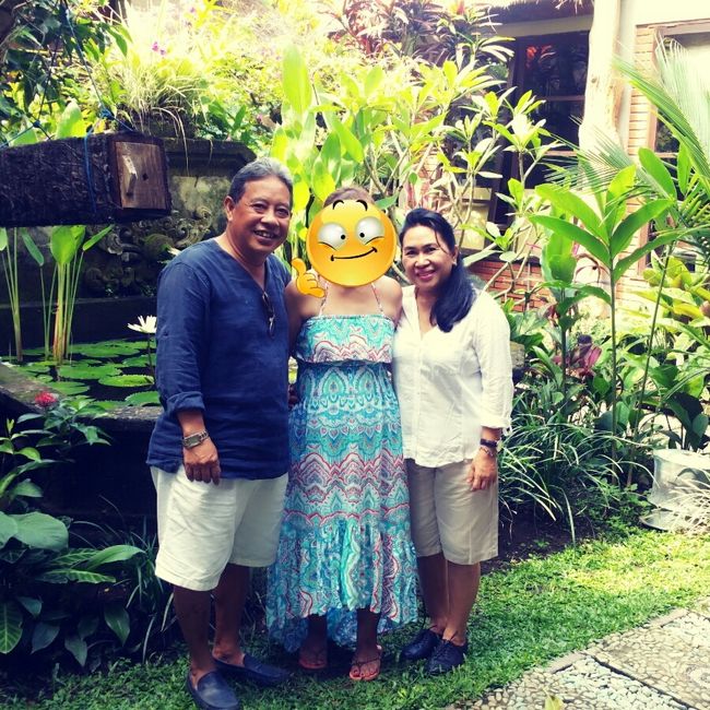 BapakとIbuと最後記念撮影📷<br /><br />午前中出掛けてたお二人。<br /><br />Ubudiのチェックアウトに間に合うように急いで帰ってきてくれた(*´︶`*)♡Thanks!<br /><br />次のお宿のお迎えの車に乗ってSukawatiまで向かいます。