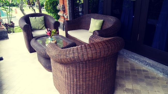 Ubudから約20~30分の場所のSukawati。<br /><br />Mandala DesaというVillaに10日間泊まります。<br /><br />Ubudiが泊まるお部屋のテラスです。<br /><br />1人なのに4人掛けのソファーセットｗｗｗ<br /><br />これ必要??と思いますよね??<br /><br />椅子よりソファー派なもので...( ˊᵕˋ ;)<br /><br />この外観が好きで決めてしまったんですよねꉂꉂ"̮˖笑"̮˖