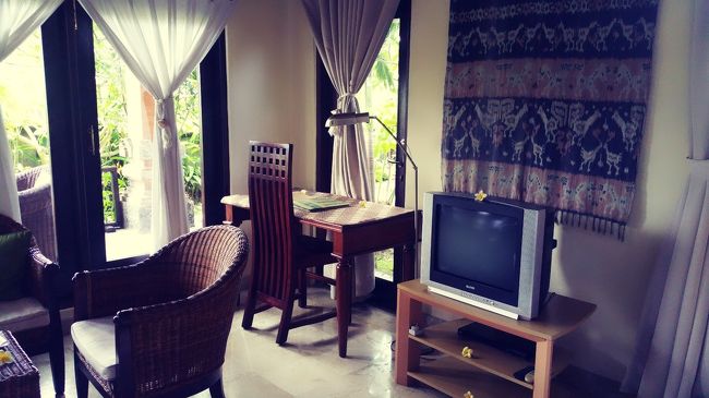 テレビは映らないです。<br /><br />デスクのライトが後々重宝しました。<br />