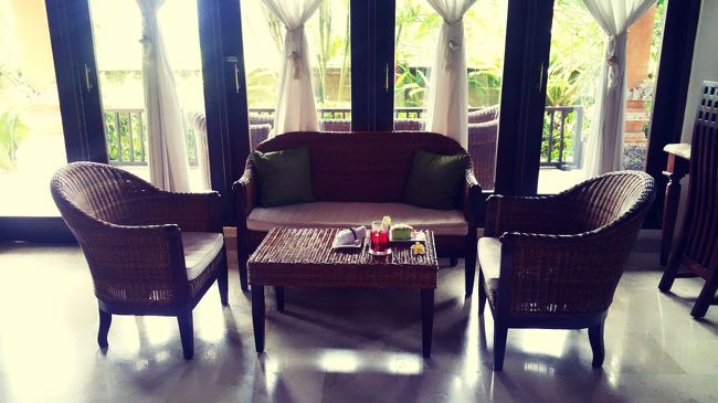 中にもソファーです。<br /><br />ゴロゴロするのにソファーがあって良かった(๑>ᴗ<๑)<br /><br />テラスだとスタッフや他のゲストが通るしね。<br /><br />ベッドでゴロゴロしたり、座って何かをする派ではないので、室内にソファーテーブルは必須ですね。