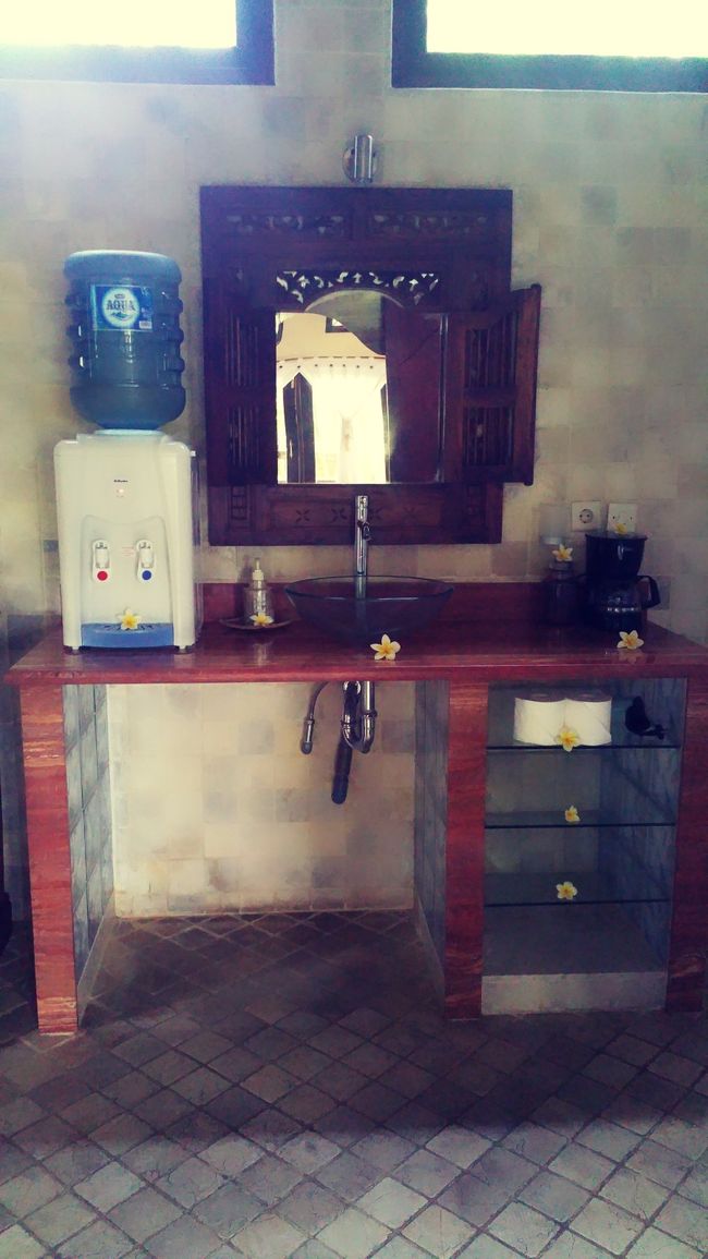 洗面所にウォーターサーバーというｗｗｗ<br /><br />コーヒーメーカーもあって、フリーのバリコピが常備。<br /><br />これ有難いけどバリコピは前のお宿が1番美味しかったな(๑˃̵ᴗ˂̵)و<br /><br />シンプルだけどお洒落な洗面所。<br /><br />左側には冷蔵庫があります。