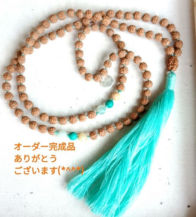 再びウブドへ送ってもらいました( ˊᵕˋ ;)<br /><br />ちょうどマーラもピアスも完成ということで工房へやって来ましたよ...♪*ﾟ<br /><br />綺麗に撮れてるのでShiwa RudrakshaのInstagramの投稿からの写真です...♪*ﾟ<br /><br />綺麗なグリーンでしょ??<br /><br />タッセルの上にあるルドラクシャがグルビーズといって、Ubudiは蠍座なので2面(ムキ)。<br /><br />ルドラクシャを身に付ける前に、マントラを唱えないと活性化されないので、いただいても直ぐには身に付けられまてん( ˊᵕˋ ;)