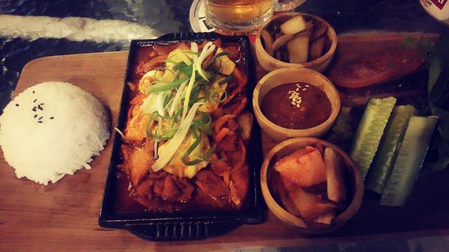 レストランに到着したらＹさんいらしてました...♪*ﾟ<br /><br />サンギンガンにあるC9PCOというなんとも覚えにくい店名の韓国料理レストランです!!!<br /><br />こんな遠くにウブドとは思えないお洒落な店内°˖✧◝(⁰▿⁰)◜✧˖°<br /><br />スミニャックとかにありそうだわ!!!<br /><br />そして生ビールもあったのでまずは٩( ᐛ )🍻( ᐖ )۶<br /><br />食事は写真の焼肉プレートをそれぞれで注文。<br /><br />🐷Babiと🐔Chickenがあった気がする??<br /><br />Ubudiは🐷だったと思うｗｗｗ<br /><br />このプレートでRp60.000くらいだった気がする...間違えてたら(｡>ㅅ<｡)💦sorry…<br /><br />安いね~と言ってたからそれくらいだったはず!!!<br /><br />食事しつつ次何飲む~??となり、くみこさんとUbudiはワイン好きなので、ワイン飲もうとなったのですが品切れとのこと(꒪д꒪II<br /><br />ならばモヒートを飲んでみたら、あらヤダこれ美味しい(ᵒ͈̑ڡᵒ͈̑ )となり、モヒートを堪能してたらワインあったとｗｗｗ<br /><br />買いに行ったのかな~とか言いながらワインをいただくことに٩( ᐛ )🍷🍷( ᐖ )۶<br /><br />色んなお話も聞けて楽しい女子会だったんでしたよ(｡˃ ᵕ ˂ )ƅ<br /><br />Ubudiはその時知ったのですが、なんとＹさんお仕事も辞められていて日本に一時帰国するそうで...<br /><br />現在は日本にいらっしゃってまたバリへ戻られます*⋆✈<br /><br />そして!!!なんと!!!<br /><br />一時帰国する便がUbudiが帰国する便と一緒だという偶然(º ﾛ º๑)!!!<br /><br />ミラクルです(*⁰▿⁰*)<br /><br />Ubudiのお迎えが来てしまったので、一足先に帰りましたがお二人は残って、飲み明かしたそうですꉂꉂ"̮˖笑"̮˖