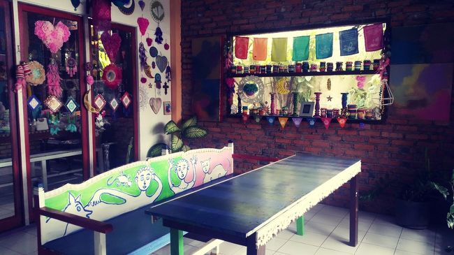 (*Ü*)ﾉ"ᵍᵒᵒᵈ ᵐᵒʳᐢⁱᐢᵍ ✲<br /><br />本日より朝食は割愛します。<br /><br />だってどれ食べてみても味ないんだもんｗｗｗ<br /><br />今日はゴアガジャ近くにあるjepun bali tearoomへやって来ました...♪*ﾟ<br /><br />デウィシタにあるjepun bali incenseと同じお店もあります。<br /><br />ここのウォールペイントと装飾品が可愛いのなんのって°˖✧◝(⁰▿⁰)◜✧˖°<br /><br />センスいいわぁ(•ᵕᴗᵕ•)