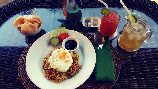 (*Ü*)ﾉ"ᵍᵒᵒᵈ ᵐᵒʳᐢⁱᐢᵍ ✲<br /><br />今日の朝食はミーゴレンにしてみました!!!<br /><br />見た目も盛り付けも量も良いのですが、残念なことに味がないのです(*꒦ິ⌓꒦ີ)<br /><br />画像をご覧下さい。<br /><br />ねっ??塩コショウがあるでしょう??<br /><br />これ改善した方がいい...<br /><br />食事って旅行中は特に大事だしね。<br /><br />フルーツにもフルーツジュースにもアイスジンジャーティにも、ライムが添えられててライム絞ると美味しくなるよね(´౿`)♡