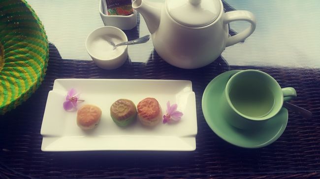 一旦お宿に戻りアフタヌーンティーをいただきました。<br /><br />お饅頭みたいなお菓子でした(´౿`)♡<br /><br />この後またウブドへ繰り出します!!!<br /><br />それはShwa Rudrakshaのくみこさんから嬉しいお誘いをいただいたからです(o´罒`o)ﾆﾋﾋ♡<br /><br />仕事中は忙しいので夜食事しませんか？とＹちゃんと焼肉食べに行くから一緒にどうですか？と誘ってもらえたんです(⁎˃ᴗ˂⁎)<br /><br />くみこさんは工房では作成作業や接客対応をされていて忙しいのですヾ( ᐖ`;))ﾉ<br /><br />ご主人のデディさんも作成作業されてます!!!<br /><br />Ｙさんにもまた会えるなんて~お二人のお食事会に混ぜていただけるなんて~超嬉しい(๑>ᴗ<๑)