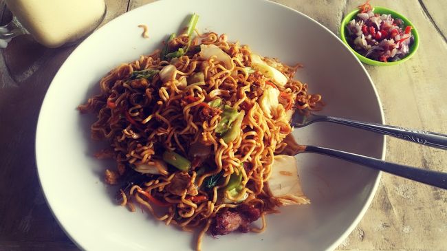 お昼ご飯には早いけれど、ミーゴレンとサンバルマタを注文して、サンバルマタを混ぜた状態の画ですｗｗｗ<br /><br />マンゴージュースも頼んだんだけど、飲んでみたらマンゴーラッシーみたいで、Ubudiは牛乳がダメでバリのヨーグルトが苦手なんです(乂'ω')No!!<br /><br />だから飲めなくて...<br /><br />なんでフレッシュジュース頼んだのにラッシーみたいなのが来んのさ(๑˙³˙)ﾌﾞｰ<br /><br />違うとは言えず残してしまった...<br /><br />ミーゴレンはというと<br /><br />微妙...( ੭⌯ω⌯ ).｡oஇ<br /><br />これも完食出来ず(｡>ㅅ<｡)💦sorry…<br /><br />田んぼViewを堪能する席でもなかったし、広いから他にも席があったんだけど、いい席は先客がいて雨上がりで濡れてたのもあり、オープン屋根なし席は座れそうもなかったの...<br /><br />はああああ、後半に入ってから食べ物にツイてないわ( •᷄ὤ•᷅)<br /><br />そんなため息混じりなUbudiにそっと近付いてきた人??が...