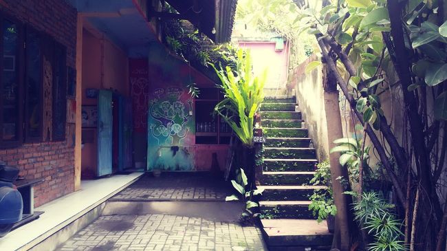 また道路を渡りティールームに来ました。<br /><br />この階段を上がるとティールームです☕