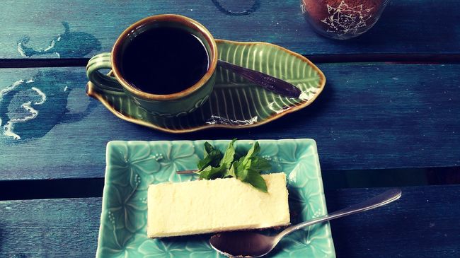 バリコピとチーズケーキも...♪*ﾟ<br /><br />美味しかったよ(´౿`)♡<br /><br />デザートもいただきまったりしてると1人のお客さんがやって来ました。<br /><br />あれ( ˙꒳​˙  )???<br /><br />あ~~~~~~~~~~~~~~~~~~!!!<br /><br />Ｙさんだっっっ!!!<br /><br />偶然に会ってしまった♡︎(●︎´∀︎`)人(´∀︎`●︎)ﾉ<br /><br />Ｙさんはこの時日本へ一時帰国される準備で大忙しで、ティールームに本を返しに来たとかで、少し会話してマンゴスチンのお裾分けもらっちゃいました( ꒪∀꒪)ﾍｯ<br /><br />Ｙさんとは縁があるなぁとつくづく思うのでありました٩(๑> ₃ <)۶<br /><br />