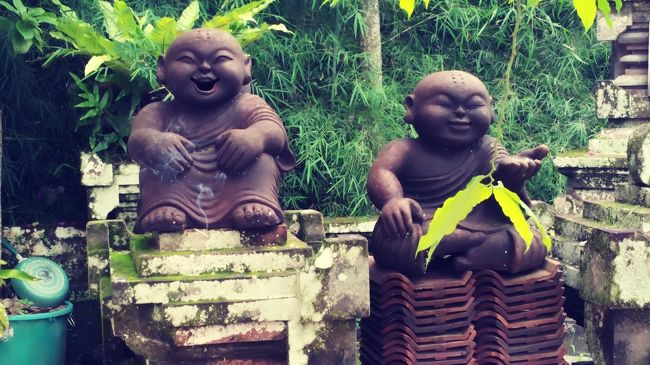 敷地内にこんなユニークな像がｗｗｗ<br /><br />ゆるめな感じがたまらないꉂꉂ"̮˖笑"̮˖<br />