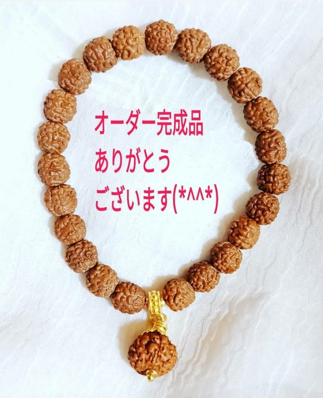 Shiwa Rudrakshaのくみこさんに用事があったので再訪した際にブレスレットも作ってもらいました°˖✧◝(⁰▿⁰)◜✧˖°<br /><br />くみこさんオススメの7面(ムキ)のトップのブレスレットです(•ᵕᴗᵕ•)<br /><br />面(ムキ)にはそれぞれ違う神様が宿ってると信じられていて、7面(ムキ)は幸福と繁栄をもたらすとされている、ラクシュミー女神をあらわすとされ恩恵により、幸福で楽しい人生を過ごすことができるとされています。<br /><br />デディさんがサクッと作ってくれました(⁎˃ᴗ˂⁎)<br /><br />