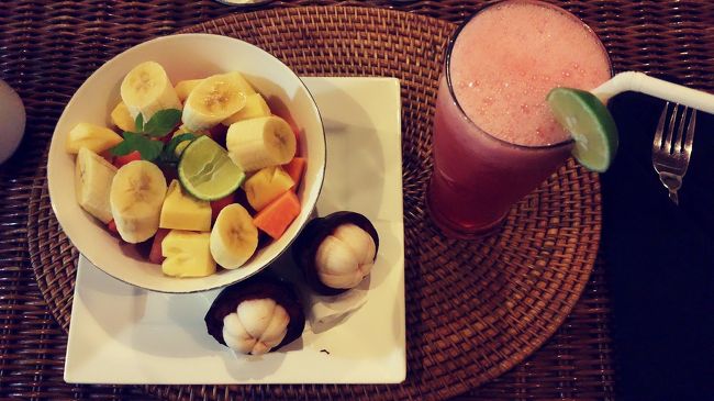 夜になると憂鬱になってきます...<br /><br />食べたいけれど食べたくない...<br /><br />何も食べないのは体に悪いし...<br /><br />今夜はフルーツ盛りだけにしよう...<br /><br />Ｙさんのマンゴスチンも添えて( ꒪∀꒪)ﾍｯ<br /><br />フルーツなら美味しいもんね(⑅σ̑ᴗσ̑)