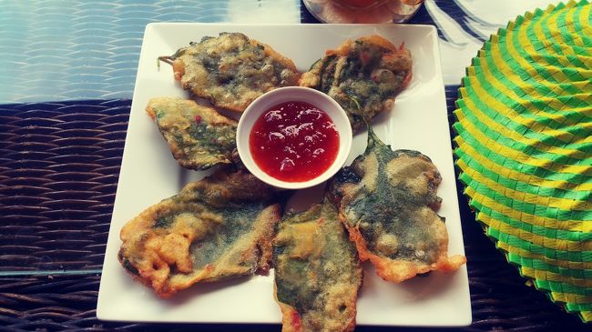 アフタヌーンティーは得体の知れない葉っぱを揚げたものでした!!!<br /><br />スイートチリソースが添えられていてディップして食べてみると...<br /><br />なにこれ 旨いやん(๑´ڡ`๑)<br /><br />ここではアフタヌーンティーとフルーツだけが安定した美味しさでした...♪*ﾟ