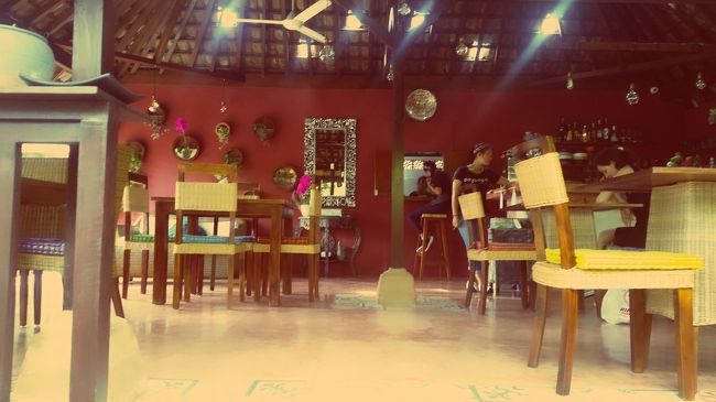 テラスから高い位置にインサイドの店内があります。