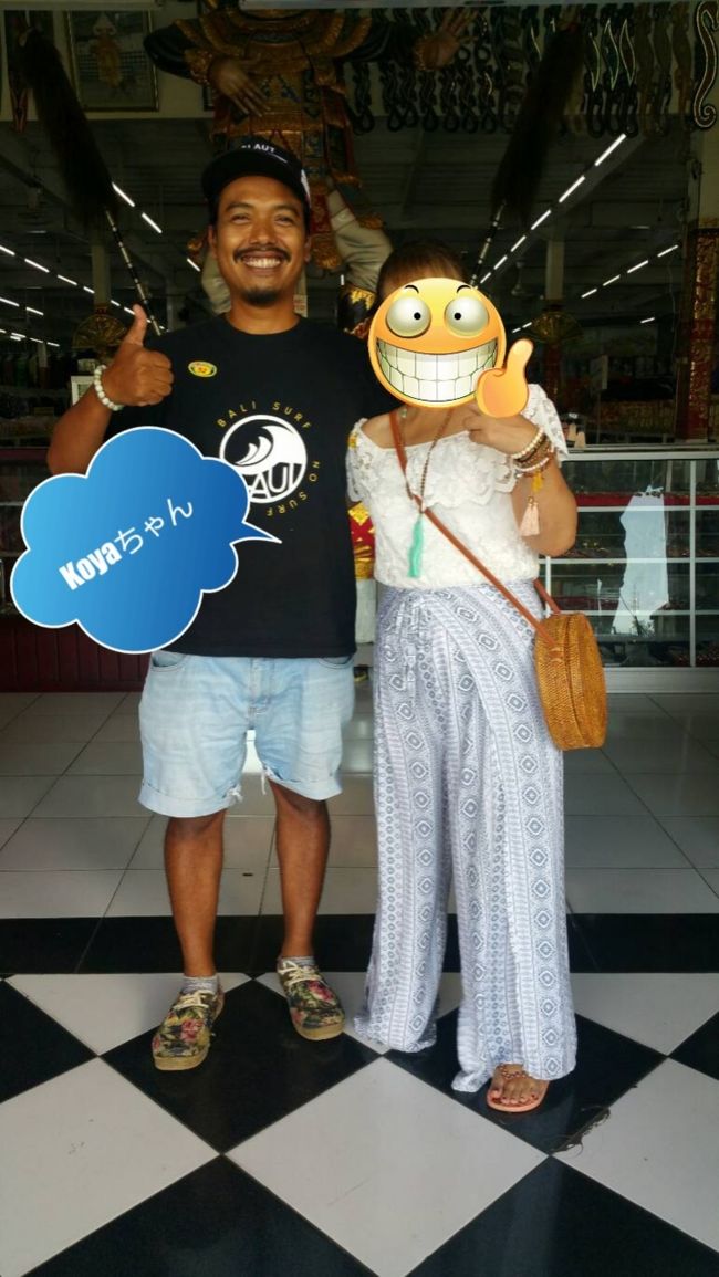 コヤちゃんとオレオレショップの前でパチリンコ📷<br /><br />コヤちゃんの家の近くだそうで、スタッフも顔見知りでしたᐠ( ᐛ )ᐟ<br /><br />次はオーバーしまくった荷物を郵便局から送ります。<br /><br />郵便局に着いてダンボールがないことがわかると、コヤちゃんがダンボール探して来ると。<br /><br />郵便局で会った知り合いにバイク貸してと言って。<br /><br />しばらくするとダンボールを抱えたコヤちゃんカムバック!!!<br /><br />さっき行ったオレオレショップでもらってきてくれました(*´︶`*)Thanks!<br /><br />コヤちゃんの迅速な対応に、これぞガイドの鏡と惚れ惚れしました( *ˊᵕˋ)ɢᵒᵒᵈ<br /><br />コヤちゃんダンボールに荷物を綺麗に詰めて、コンパクトになるようにダンボールをカットして、テープでグルグル巻にしてくれました( ꒪∀꒪)<br /><br />梱包作業もお手の物(๑˃̵ᴗ˂̵)و<br /><br />すごいよコヤちゃん!!!<br /><br />こんなに頼れるガイドさんが来てくれるなんて、期待してなかったから超Ubudi感動した°˖✧◝(⁰▿⁰)◜✧˖°<br /><br />普段コヤちゃんは楽天市場のとある店舗のバイヤーもしてて、日本の店舗に商品を送っているそうで梱包も手慣れていて、ここの郵便局も良く使うそうです。<br /><br />コヤちゃんのおかげで荷造りが完成した総重量が...<br /><br />なんと!!! なんと!!!<br /><br />9 キ ロ ᔪ(°ᐤ°)ᔭᐤᑋ!!!<br /><br />こりゃ1万円くらいしちゃうかな...と怯えていたUbudi(´ºωº｀)<br /><br />情報によると5キロで5.000円くらいとあって、意外と高いんだなという予備知識はありました。<br /><br />結果、9キロで5.000円くらいでした(⊙ө⊙)???<br /><br />そうなんです、郵便局にも観光客値段とローカル値段があるのでした!!!<br /><br />Ubudiはコヤちゃんの顔効きで、ローカルプライスにしてもらえたということですΣ(･ω･ﾉ)ﾉ!<br /><br />コヤちゃん SUGEEEEEEE ━━━ヽ(ﾟДﾟ)ﾉ━━━!!!!<br /><br />もし手荷物重量制限があるエアをお使いで、Ubudiのように荷物いっぱいになって郵便局から日本に送る場合は、現地のガイドさんもしくは現地のご友人と行かれると良いですよ...♪*ﾟ<br /><br />南部へ向かう途中渋滞にハマりましたｗｗｗ<br /><br />コヤちゃんのコーディネートにより次はスミニャックのビンタンスーパーマーケットへ。<br /><br />ヘアビタミンやお土産のお菓子やインスタントラーメンやサンバルなどを買いました。<br /><br />コヤちゃんはずっと一緒にいてくれて、これはあれは??と聞いてくれます。<br /><br />インスタントラーメンはお土産にもなるし安いから買っておくといいよとアドバイスも♪♪