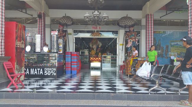 Cening Bagus Oleh - Oleh Khas Baliです!!!<br /><br />ここはコヤちゃんに連れ来てもらったところで、ドリームキャッチャーが欲しいと言ったら、コヤちゃんが良く来るところ安いよ??行く??、と言ってくれて来ました。<br /><br />本当に安い!!!<br /><br />1階にお菓子やコーヒーの食品や、サロンにイカットなどの布製品、カジュアルな洋服などがあり、2階には雑貨や絵画がありました。<br /><br />Ubudiはでっかいドリームキャッチャー約800円と、小さいのを2つ(1つ約90円)と、細々した物を入れる小さなお皿にお土産と、サロンを2枚とナッツ類とバリコピを買いました(｡˃ ᵕ ˂ )ƅ<br /><br />ナッツは試食出来ます!!!<br /><br />サロンは500円くらいでその他は100円くらいというｗｗｗ<br /><br />安さ爆発なオレオレショップでした...♪*ﾟ