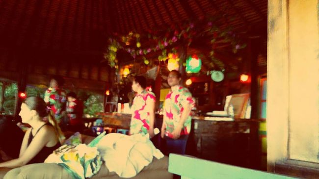 バリに来たら海も行きたいよね~とコヤちゃん言ってくれたんだけど、Ubudiは泳げない海にあんまりきょうみなくって( ˊᵕˋ ;)<br /><br />レンボンガンみたいにシュノーケリングするとかならともかく、眺めるだけの海は別に良いかなぁと思ってましたｗｗｗ<br /><br />夕陽は見たかったけど!!!<br /><br />コヤちゃんコーディネートで向かったのはスミニャックにある La Plancha!!!<br /><br />海を目の前にした瞬間...<br /><br />＼＼\\ ꐕ ꐕ ꐕ //／／<br /><br />バリの海ってこんなに素敵だったの??<br /><br />なんと言いましょうか、水平線がダダーっとどこまでも左右にあって、広大で綺麗なんです!!!<br /><br />こんなロケーションで夕陽まで見れたら最高ですよね٩(๑ᵒ̴̶̷͈᷄ᗨᵒ̴̶̷͈᷅)و♪♪♪<br /><br />どこに座ろうかとビーズクッションを物色していたらポツポツと雨が...<br /><br />ここでもコヤちゃん俊敏な対応で直ぐ中に入ろうと。<br /><br />コヤちゃんの言う通り、ドヤドヤとビーチにいたお客さんが、我先にと席をとりにやって来ましたｗｗｗ<br /><br />Ubudi達はコヤちゃんの機転で席を確保出来ました(๑>ᴗ<๑)<br /><br />