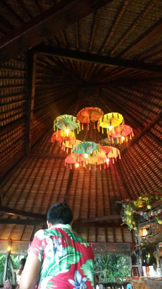 店内のインテリアもアンブレラが至る所に☂﻿