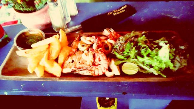 先ずは乾杯といきましょう~٩( ᐛ )و 🍻 ٩( ᐖ )‎‎‎و ̑̑ ♪<br /><br />オーダーはコヤちゃんセレクトでシーフード🍤‎⁦ᔦꙬᔨ<br /><br />これがめっちゃ旨くて旨くて(ᵒ͈̑ڡᵒ͈̑ )<br /><br />付け合せのポテトも旨いうまい(´౿`)♡<br /><br />魚1匹焼いたのも食べたけどこれまた旨い!!!<br /><br />次はビーチで食べたいなぁ(•ᵕᴗᵕ•)<br />