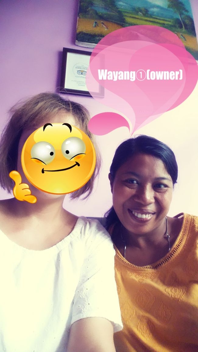 Angga Sarira Spa &amp; Wellnessの手技に惚れ込んだUbudiは本日もやって来ましたꉂꉂ"̮˖笑"̮˖<br /><br />今日はワヤン③のホットストーンマッサージ...♪*ﾟ<br /><br />初めてのメニューだったんですけど、ホットストーンマッサージいいですよ(๑˃̵ᴗ˂̵)و<br /><br />前半は普通にマッサージで後半ストーンを使ってマッサージ。<br /><br />やや熱いかな??と一瞬思うのですが、肌に触れると直ぐに適温になり、ジワ~~~っと温まりその温度が気持ちいい(•ᵕᴗᵕ•)<br /><br />ストーンを使ってストロークして、背中や手のひらや足に、ストーンを置いてジワジワと温めます。<br /><br />たかが石と侮るなかれ!!!<br /><br />この熱したストーンは凄いですよ(,,ò᎑ó,,)و✧*｡<br /><br />ポワンポワンと心地よくなりました(⑅σ̑ᴗσ̑)<br /><br />施術ルームからレセプションルームに戻ると、ワヤン①とワヤン②の姿が!!!<br /><br />ワヤン②はオフだって言ってたのに来てくれたみたい(⁎˃ᴗ˂⁎)<br /><br />また会えて嬉しかった٩( ᐛ )( ᐖ )۶<br /><br />ワヤン①オーナーさんとは初めて会ったのに写真撮ろうと言ってくれて気さくな方でした( *ˊᵕˋ)ɢᵒᵒᵈ<br /><br />次はワヤン①オーナーさんのマッサージ受けてみたいな...♪*ﾟ