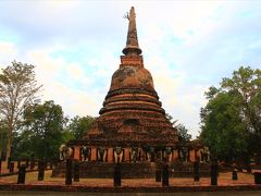 オールドシティー東地区の中では一番有名なワット・チャーン・ローム(Wat Chang Lom)へはメインストリートから230ｍ細道を進む。